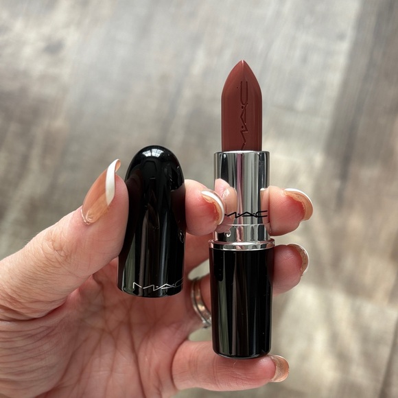 NWOT MAC Lustreglass Lipstick - Hug Me - Picture 1 of 2